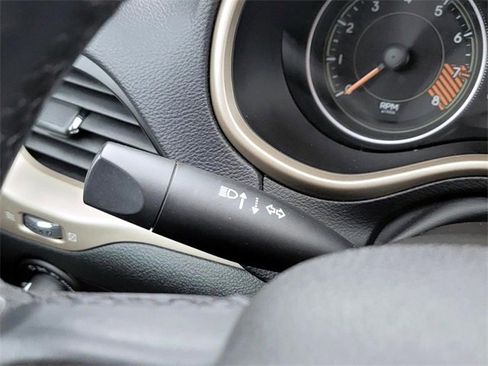 Used 2017 Jeep Cherokee Latitude w/ Comfort & Sound Group image 29