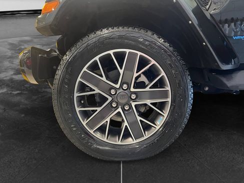 Used 2022 Jeep Wrangler Unlimited Sahara AWD/4WD image 12