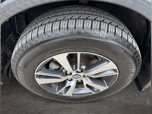 Used 2017 Toyota RAV4 XLE AWD/4WD image 21