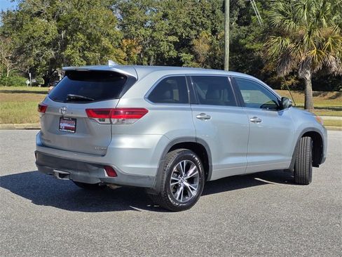 Used 2018 Toyota Highlander LE image 5