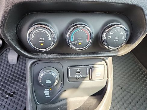 Used 2017 Jeep Renegade Sport w/ Power & Air Group AWD/4WD image 20