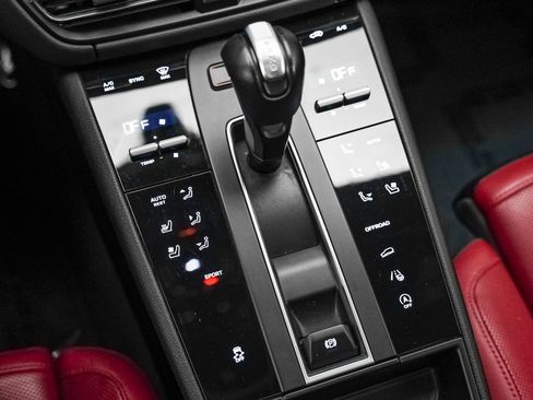 Used 2024 Porsche Macan w/ Premium Plus Package image 20