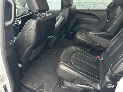 Used 2025 Chrysler Pacifica Select image 29