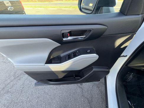 Used 2024 Toyota Highlander XLE image 15