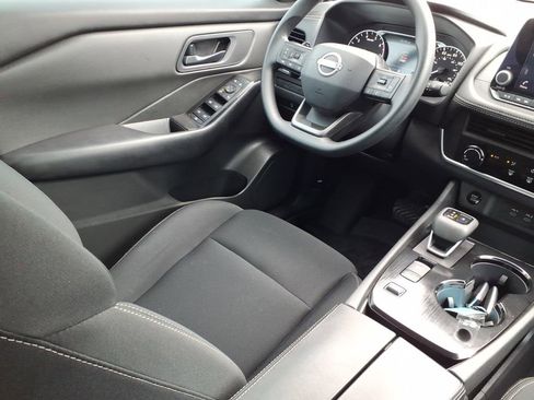 Used 2025 Nissan Rogue S FWD image 9