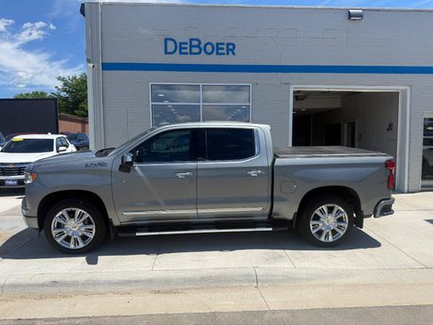 Used 2025 Chevrolet Silverado 1500 High Country w/ High Country Premium Package AWD/4WD image 2