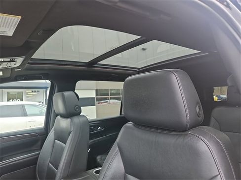 Used 2021 Chevrolet Suburban LT image 19