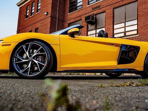 Used 2021 Audi R8 V10 w/ Premium Package image 3