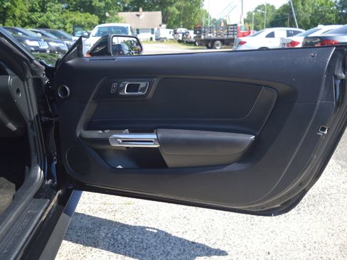 Used 2018 Ford Mustang Coupe RWD image 21