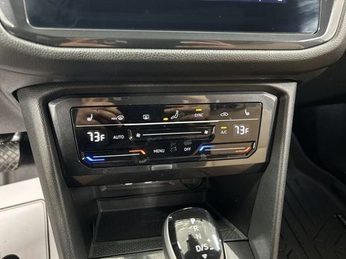Used 2024 Volkswagen Tiguan SE w/ Panoramic Sunroof Package image 16