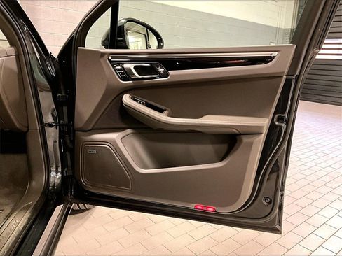 Certified 2024 Porsche Macan image 29