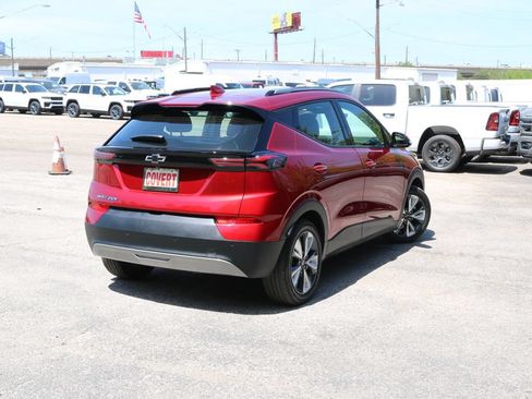 Used 2023 Chevrolet Bolt EUV LT w/ Convenience Package FWD image 5
