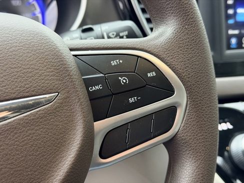 Used 2018 Chrysler Pacifica Touring Plus image 10