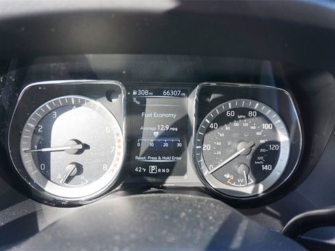 Used 2017 Nissan Titan SV image 7