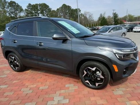 Used 2024 Kia Seltos EX image 3