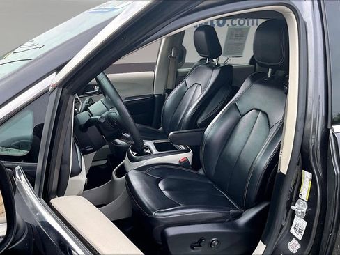 Used 2023 Chrysler Pacifica Touring-L FWD image 20
