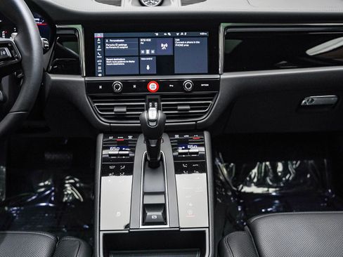 Certified 2026 Porsche Macan AWD/4WD image 17