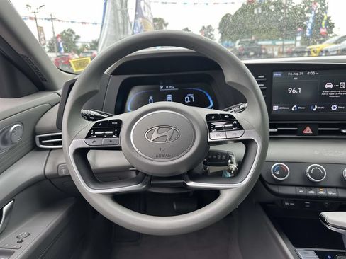 Used 2024 Hyundai Elantra SE FWD image 21