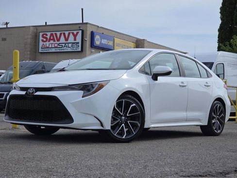 Used 2022 Toyota Corolla LE FWD image 2