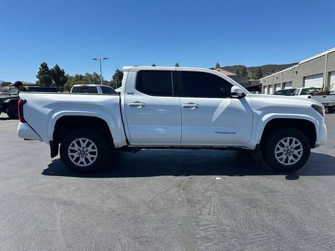 Used 2025 Toyota Tacoma SR5 AWD/4WD image 4
