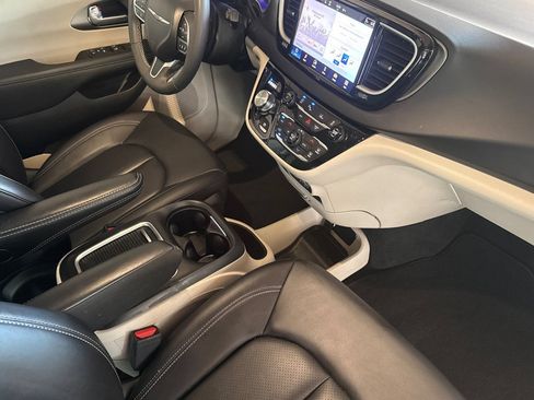 Used 2024 Chrysler Pacifica Touring-L FWD image 17