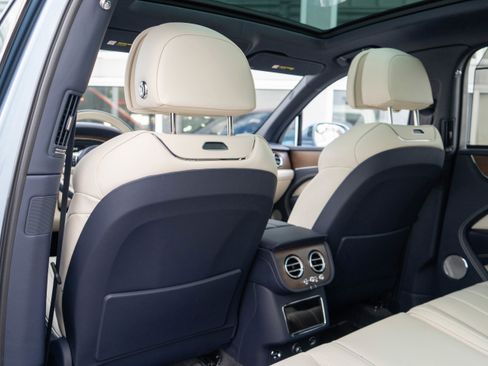 Used 2023 Bentley Bentayga image 28