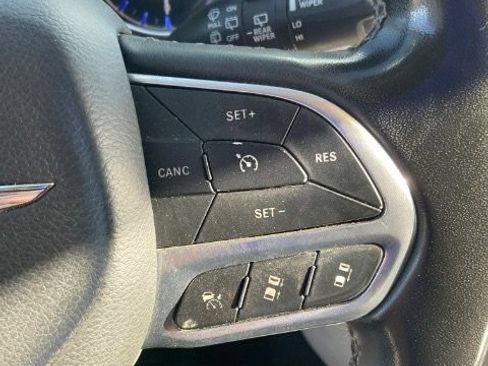 Used 2022 Chrysler Pacifica Touring-L FWD image 27