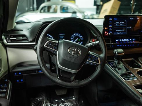 Used 2023 Toyota Sienna XLE FWD image 17