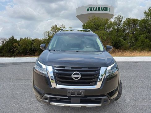 Used 2024 Nissan Pathfinder Platinum FWD image 2