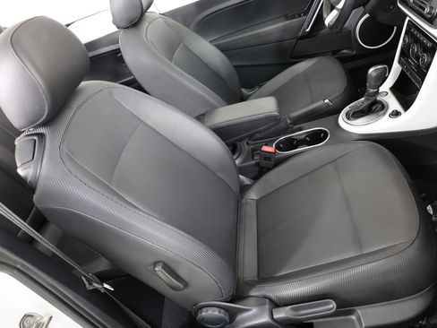 Used 2019 Volkswagen Beetle 2.0T SE FWD image 30