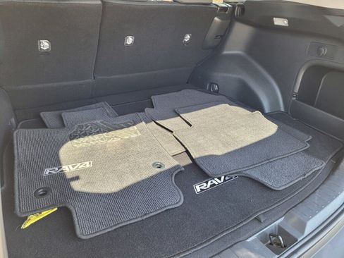 Used 2020 Toyota RAV4 XLE w/ Convenience Package AWD/4WD image 18