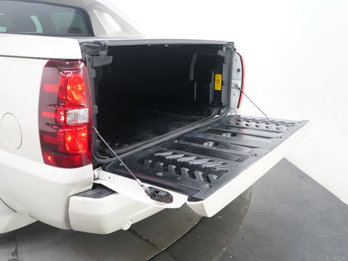 Used 2013 Chevrolet Avalanche LTZ image 19