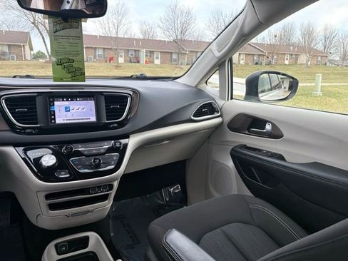 Used 2023 Chrysler Voyager LX image 27