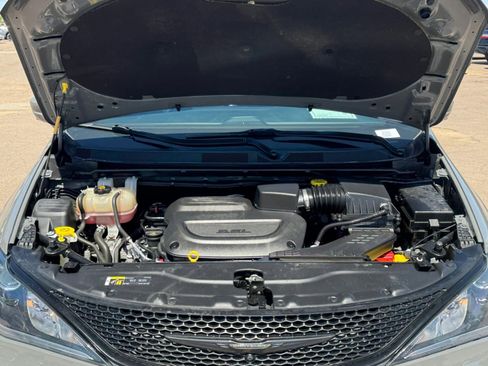Used 2020 Chrysler Pacifica Touring-L Plus w/ Advanced Safetytec Group FWD image 20