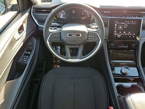 Used 2023 Jeep Grand Cherokee Laredo image 15