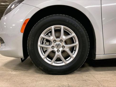 Used 2024 Chrysler Voyager LX image 9