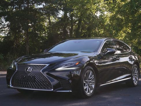 Used 2018 Lexus LS 500 w/ Accessory Package (Z2) RWD image 2