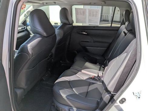 Used 2026 Toyota Highlander XLE AWD/4WD image 14