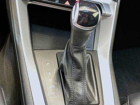 Used 2025 Audi Q3 2.0T Premium image 24