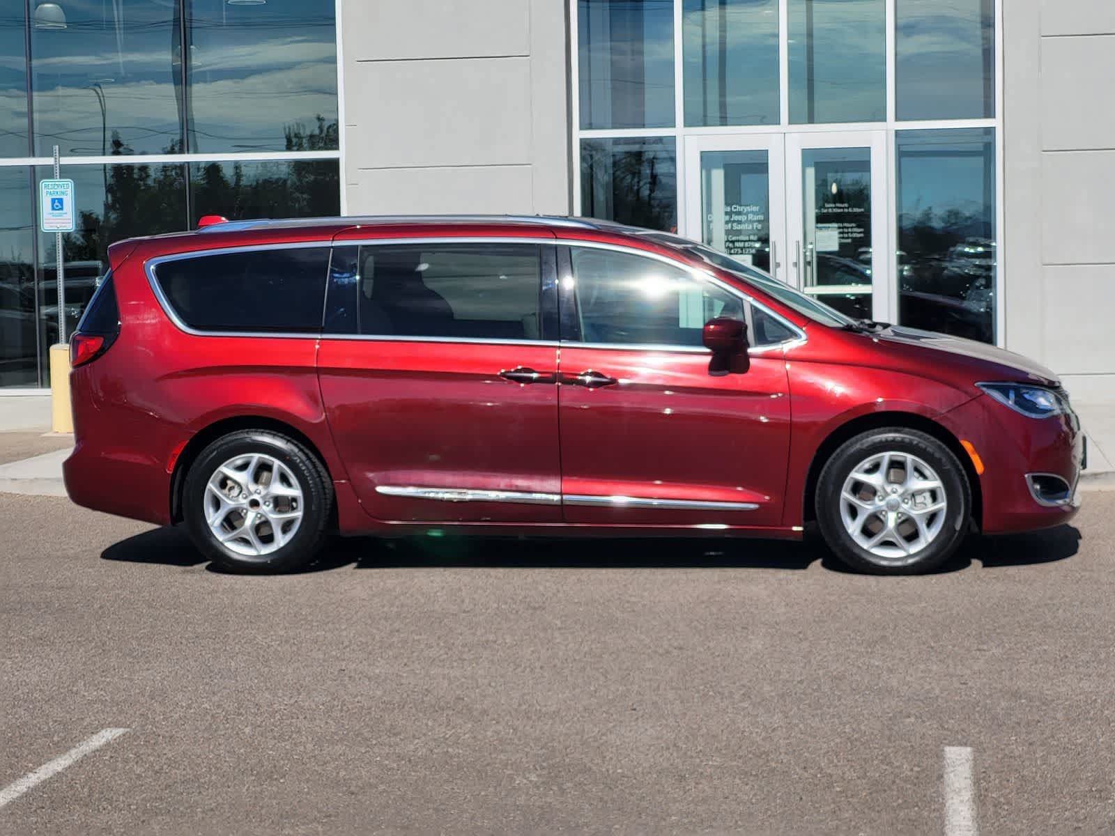 Used 2020 Chrysler Pacifica Touring-L Plus w/ Tire & Wheel Group FWD image 4