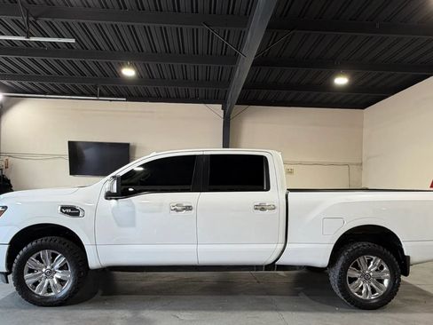 Used 2020 Nissan Titan SL w/ Moonroof Package AWD/4WD image 8