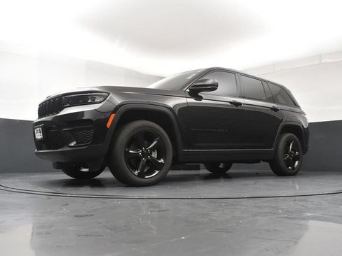 Used 2023 Jeep Grand Cherokee Altitude AWD/4WD image 15