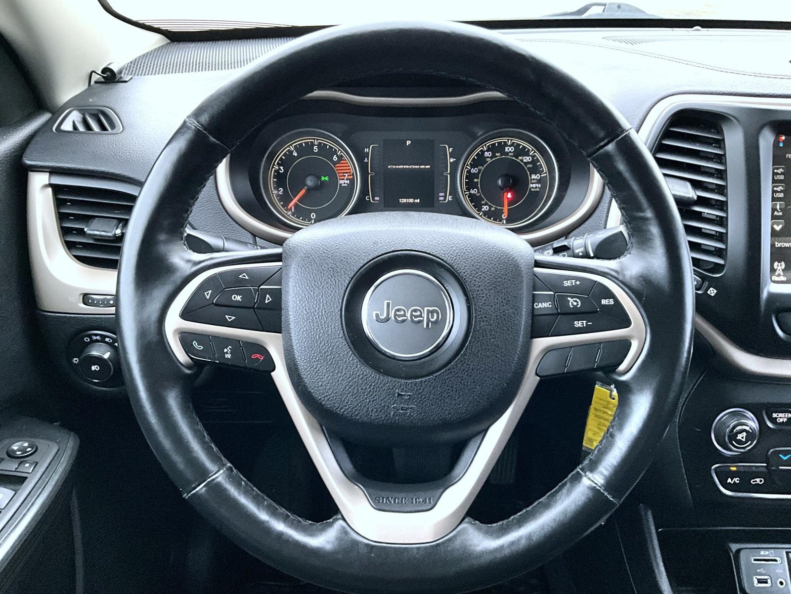 Used 2016 Jeep Cherokee Latitude w/ Cold Weather Group FWD image 12