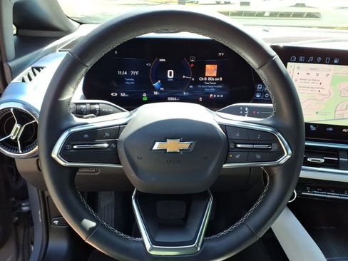 Certified 2025 Chevrolet Equinox EV LT FWD image 11
