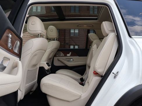 Used 2024 Mercedes-Benz GLS 450 4MATIC image 11
