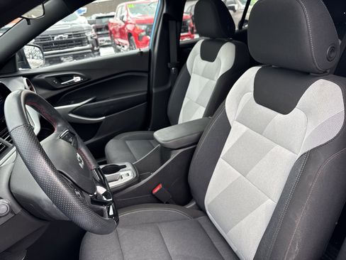 Used 2025 Chevrolet Trax RS w/ Sunroof Package image 9
