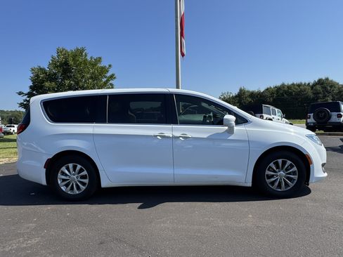 Used 2019 Chrysler Pacifica Touring Plus w/ Cold Weather Group FWD image 4