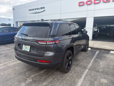 Used 2025 Jeep Grand Cherokee Limited w/ Black Appearance Package image 7