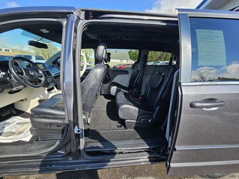 Used 2017 Dodge Grand Caravan SXT w/ Driver Convenience Group image 22