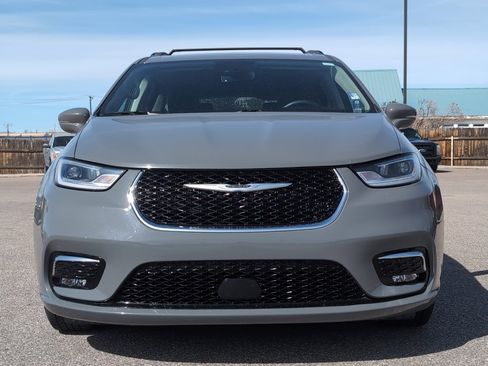 Used 2022 Chrysler Pacifica Touring-L image 3